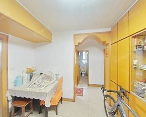 一楼天井,边套全明户型,看房方便,地铁边上配套成熟