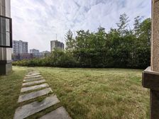 住在光环旁 可以合院墅何必将就 新城朗隽合院端户 送大花园