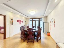 看房提前预约,我帮她买进的,其他人电话都不接的