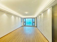 平江万达附一院,中介费0.3,一梯一户,4间朝南小区中间位置