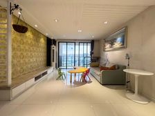 袁家岗 正规大三房 双轨道 近医院 近 诚心出售