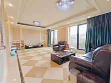 业主近期想出售 4房设计。带一个大露台。带多个车位