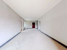 蓝光次新小区 带大阳台,三房双卫,户型方正。