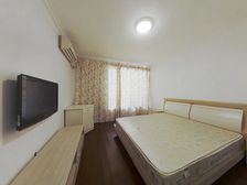 星湖花园洋房3 房2厅,一楼带花园,门前是儿童乐园