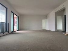 此房为精装三房,保持好,采光好,交通方便,住家舒适