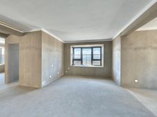 此房全新毛坯 户型方正 一梯两户 隔局好大三房 中庭位置