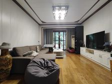 稀缺户型 有一个超大花园 三室一厅 采光也很好