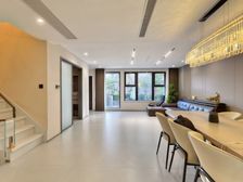 此房为婚房装修,是自住配套,房间安装了私人电梯,,