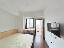 客厅带窗有阳台,直看黄浦江陆家嘴三件套。