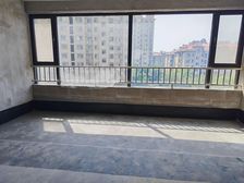 高新区樱前街高新实验学校对面大平层大四室