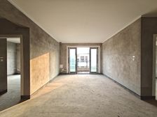 东站门口的洋房,四房双卫,总价可达两位,一梯两户,门口轻轨站