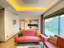 阿拉尼亚阿夫萨拉尔带私人花园的精装修公寓