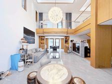 500万3年新装修!现代轻奢风环绕大花园,挑空厅6个大套房