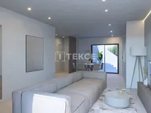 罗尔丹(Roldán)带私人泳池的优雅两居住宅