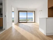 博德鲁姆安全社区内的湖景公寓