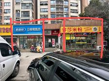 小区大门蒂一间,分租三个商家,租金16万,面宽15米