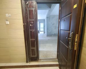 融晟公园大地南宁国际商业贸易中心4房2厅精装78万