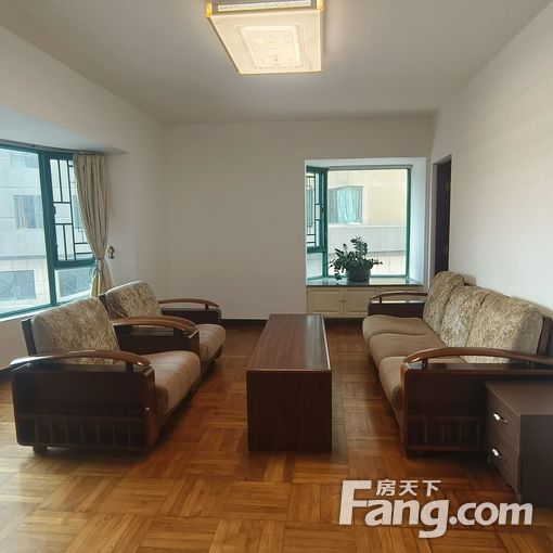 海珠半岛二期,119方的3房2厅,5000/月,拎包入住。