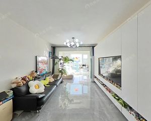 客厅超大落地窗大阳台,户型双通透,自住超精装修,看房方便稳签