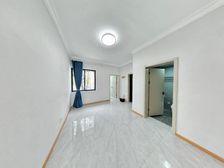 三室两厅。边套采光好。房东诚心卖,看房方便