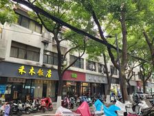 皮市街北段靠白塔西路坐东朝西133平3层可重餐饮含税320万