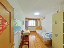 梅陇四村凌云公寓电梯双南两房一厅带大露台,户型方正采光好。