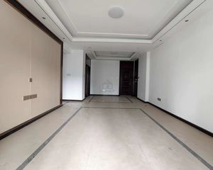 东方尊府楼下就是,地铁口