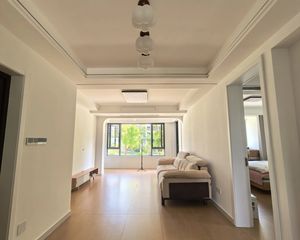 新兴岚湾小区3室2厅2卫南朝向135.0万元/套出售