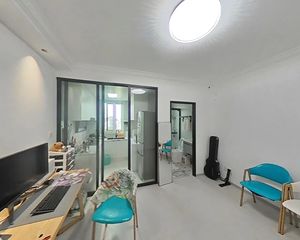 一室一厅已改两房,楼层采光好,户型正气,南北通透,诚意出售.