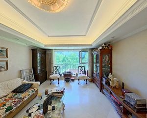 此房客厅很大,而且是大落地窗,看小区绿化,低楼层