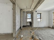 洋房社区 方正四室 中间楼层 诚心出售