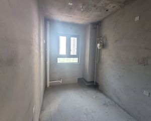 新区,龙门大道旁,24年新房。洛阳中心,185平,大平层