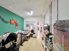 百米是D铁,南北通两房,边套户型,五年没税随时看