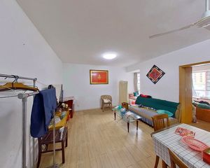 婺江路地铁口,电梯房全明两居室,南面带200多方的大露台。