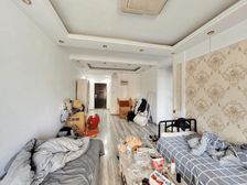口,公园旁,天山熙湖二期小三室。