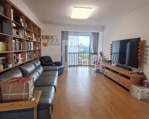 日湖花园3室2厅2卫南朝向360.0万元/套出售