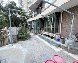 亚辰景苑一楼带院子 带负一 全天采光 精装修 带家具