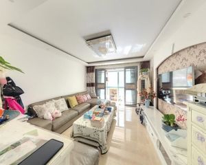 一楼带20平大花园,户型方正,位置好,采光佳,欢迎品鉴 。