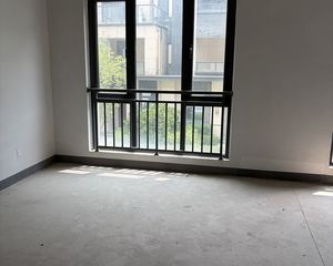 正南朝向 商品房 满二 次新小区 双卫生间 车位充足