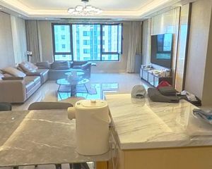 南北通透 绿地海珀云翡 4室2厅 精装修