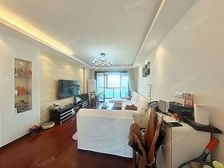 近东方路大门口,出入方便,房东自住(亲属过户2000)