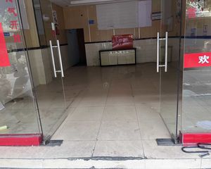 正新花园上面是小区,下面是商铺人流量很大