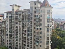 房子位于小区中心位置,电梯高区景观房,一梯两户2005年好房