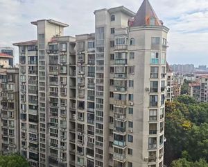 房子位于小区中心位置,电梯高区景观房,一梯两户2005年好房