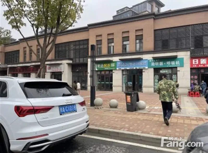 力高君誉城商铺出售,南大一附院沿街商铺,医院正大门的商铺,捡漏2万一