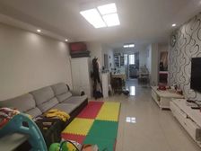 带阁楼做三室丨房子还不错丨周边商业全丨满足日常生活所需丨