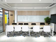 全新豪华装修,会议室可容纳10-30人,时租/日租,设备齐全