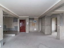 正南绿都万和城七区3室2厅,纯毛坯,全天采光,户型方正。