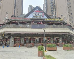 独栋急售,年收40万,袁老四火锅承租,独立电梯,赠送车位。