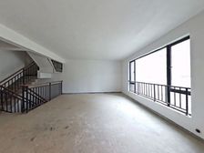 万达广场旁纯洋房复式一二楼送5.6米层高地下室 带院子 急售